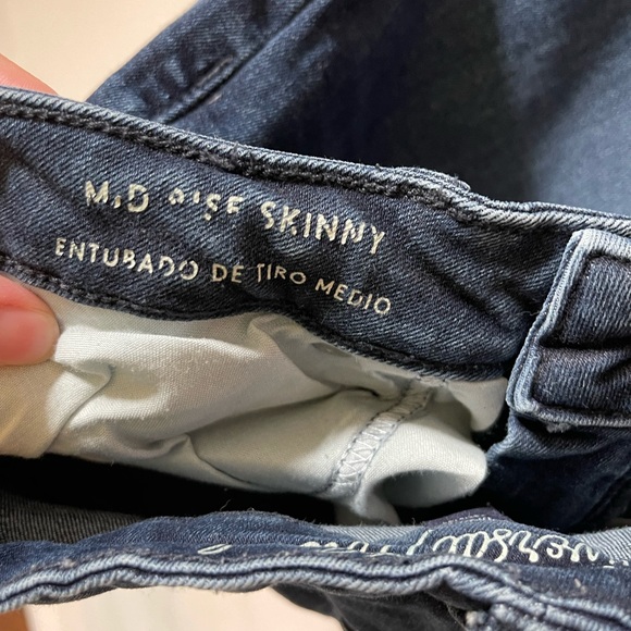 Universal Thread Distressed Jeans - Picture 5 of 9